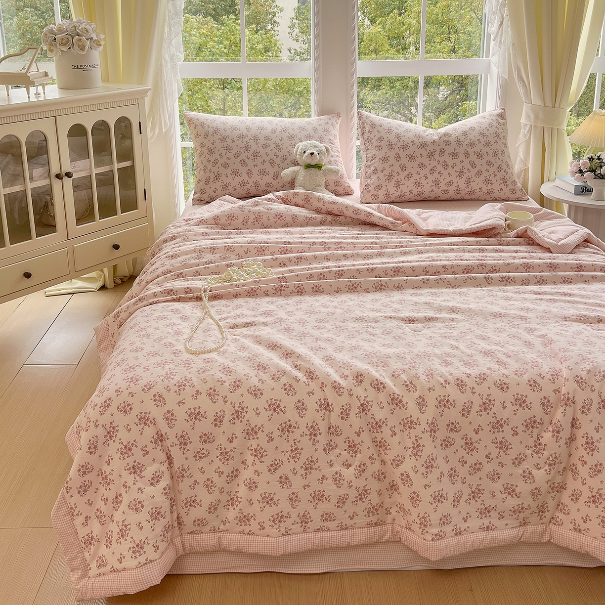 91家纺网 家纺一手货源 找家纺 宝士康家纺 2026新款抗菌亲肤棉田园碎花格子单夏被/夏被四件套 粉格花漾