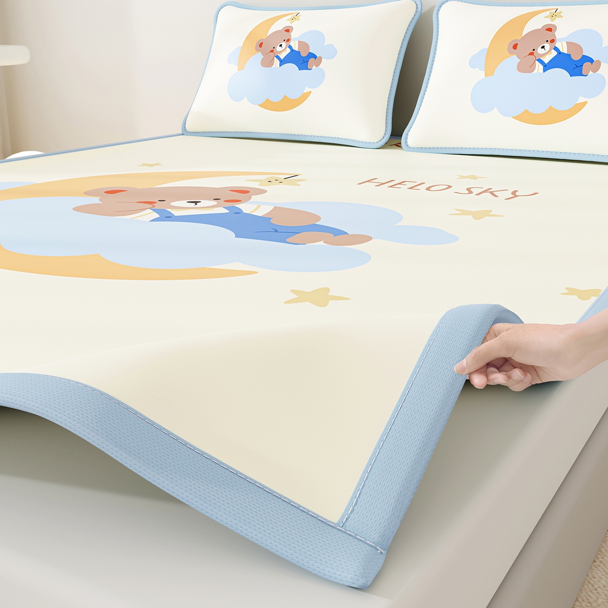 91家纺网 家纺一手货源 找家纺 奇丝雅 2026A类数码印花大版卡通冰丝凉席双人席可机洗学生宿舍空调软席三件套三明治网底 月亮熊