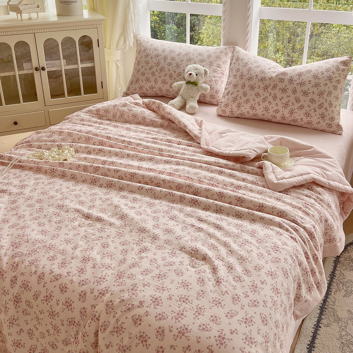 91家纺网 家纺一手货源 找家纺 宝士康家纺 2026新款抗菌亲肤棉田园碎花格子单夏被/夏被四件套 粉格花漾