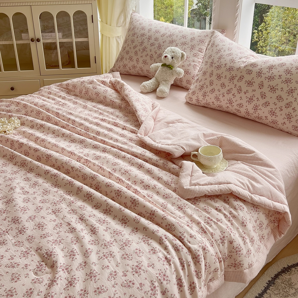 91家纺网 家纺一手货源 找家纺 宝士康家纺 2026新款抗菌亲肤棉田园碎花格子单夏被/夏被四件套 粉格花漾