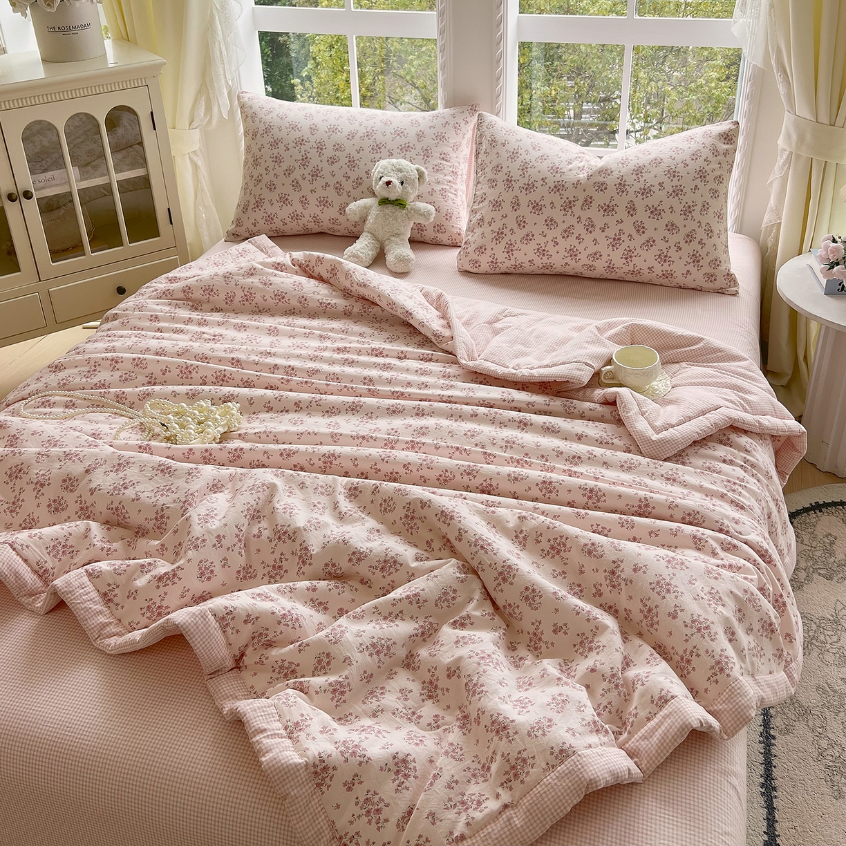 91家纺网 家纺一手货源 找家纺 宝士康家纺 2026新款抗菌亲肤棉田园碎花格子单夏被/夏被四件套 粉格花漾