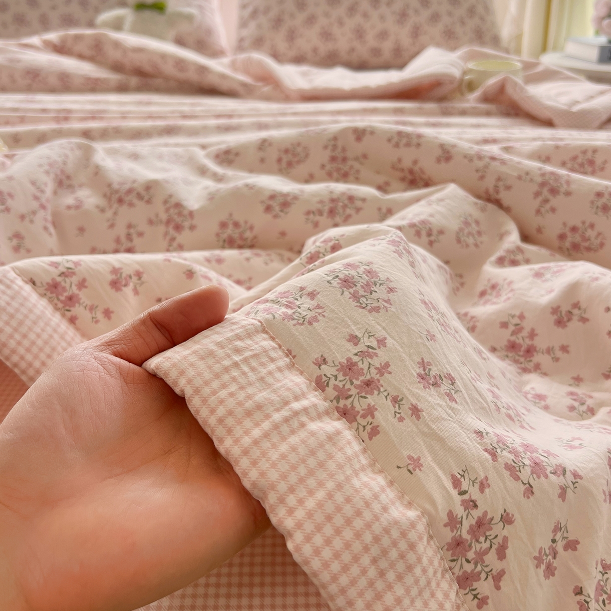 91家纺网 家纺一手货源 找家纺 宝士康家纺 2026新款抗菌亲肤棉田园碎花格子单夏被/夏被四件套 粉格花漾