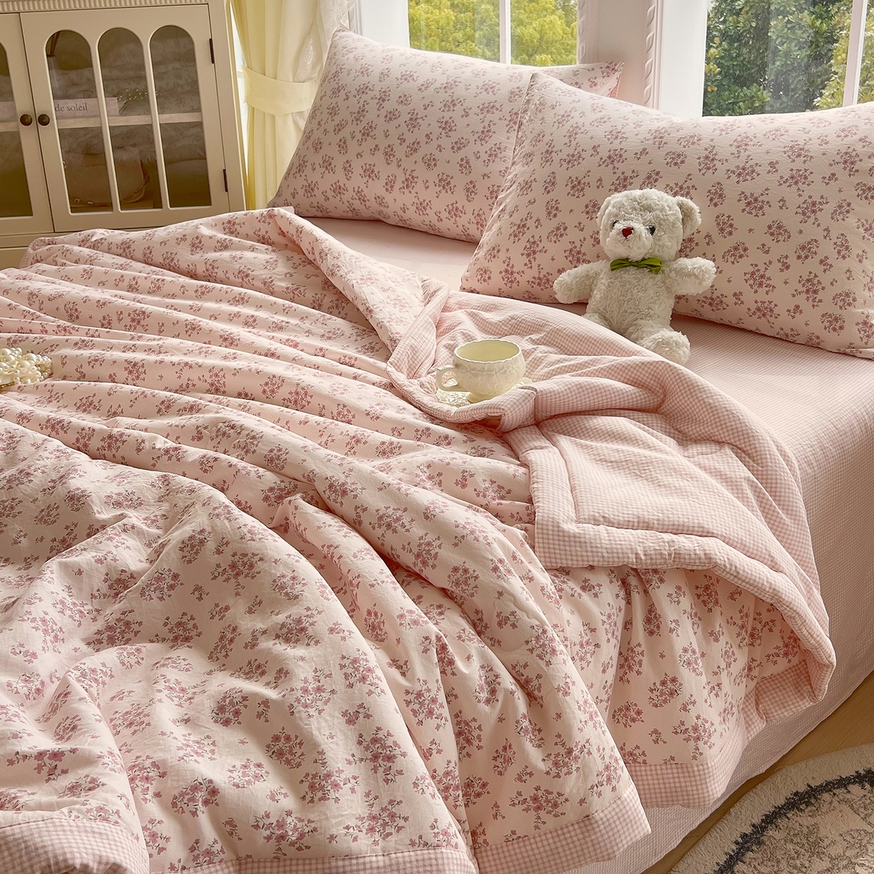 91家纺网 家纺一手货源 找家纺 宝士康家纺 2026新款抗菌亲肤棉田园碎花格子单夏被/夏被四件套 粉格花漾