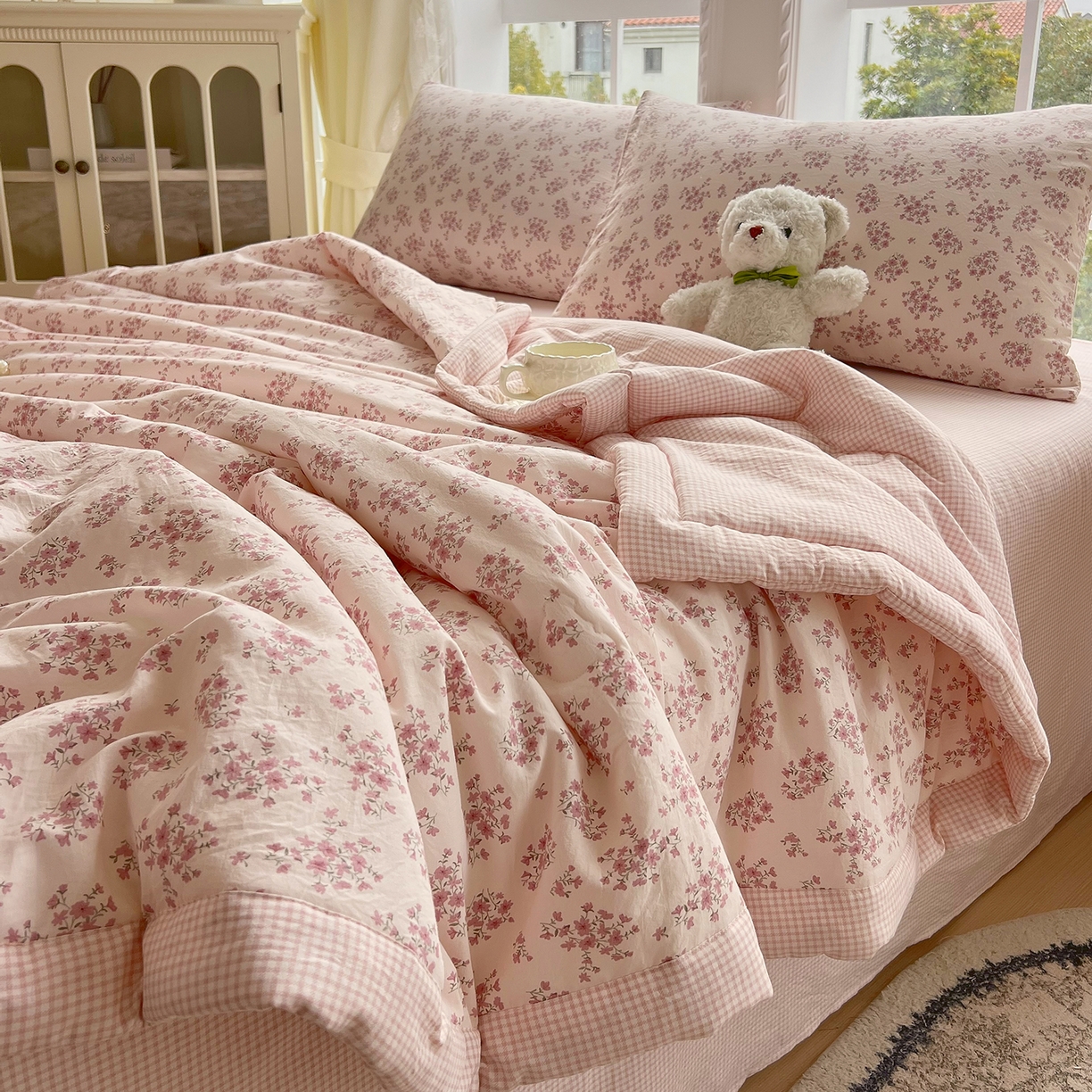 91家纺网 家纺一手货源 找家纺 宝士康家纺 2026新款抗菌亲肤棉田园碎花格子单夏被/夏被四件套 粉格花漾