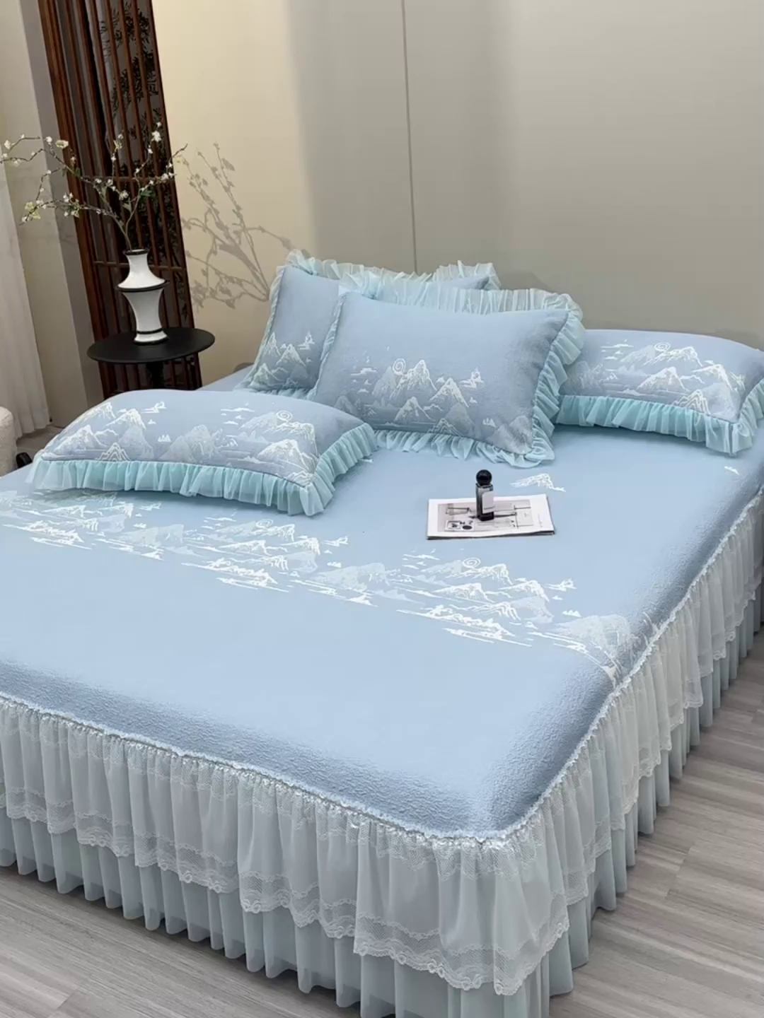 91家纺网 家纺一手货源 找家纺 畅畅家纺 2026新款提花面料530克PE凉感因子冰豆豆凉席床裙三件套 山水-蓝