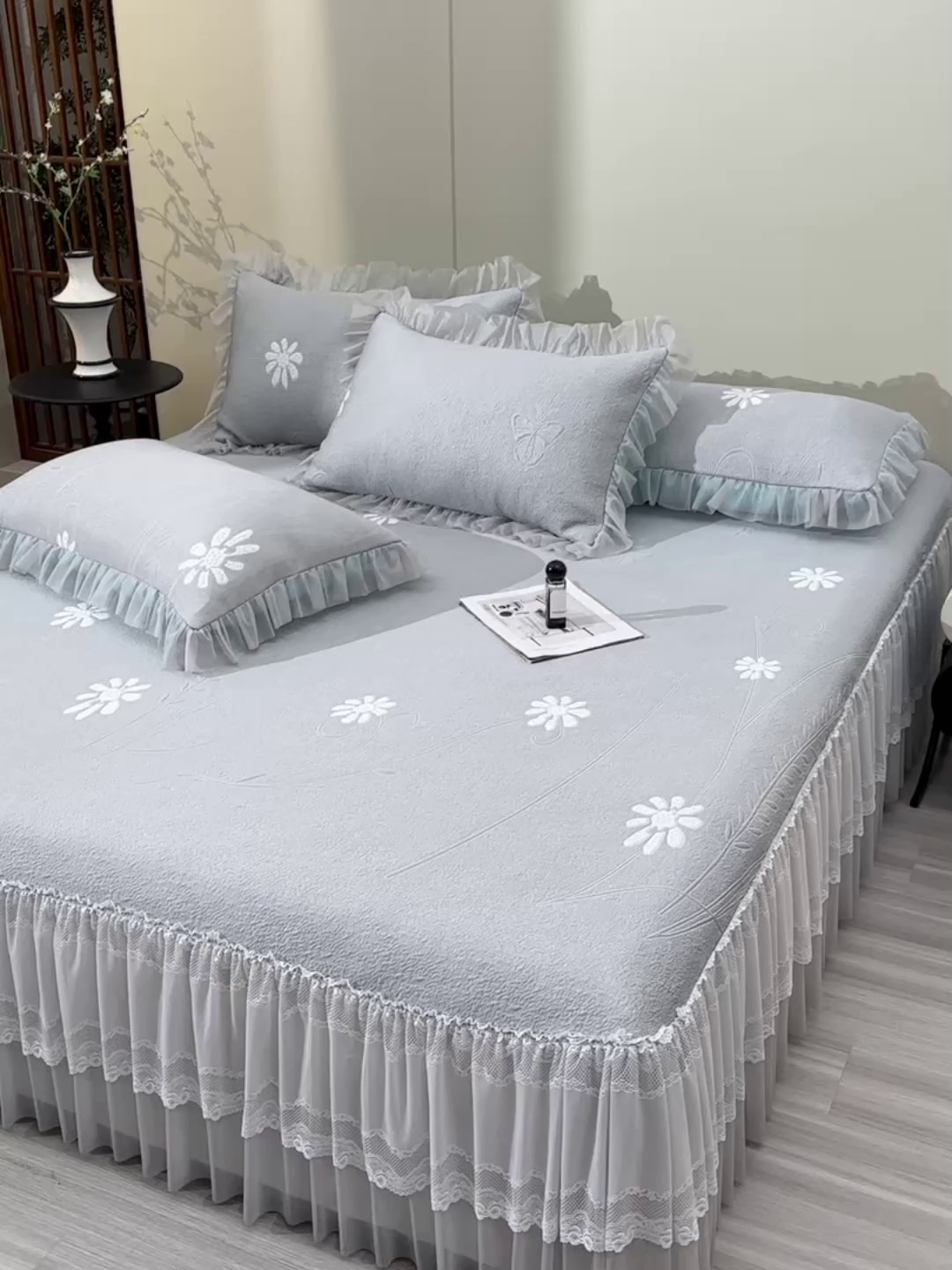 91家纺网 家纺一手货源 找家纺 畅畅家纺 2026新款提花面料530克PE凉感因子冰豆豆凉席床裙三件套 漫花-灰