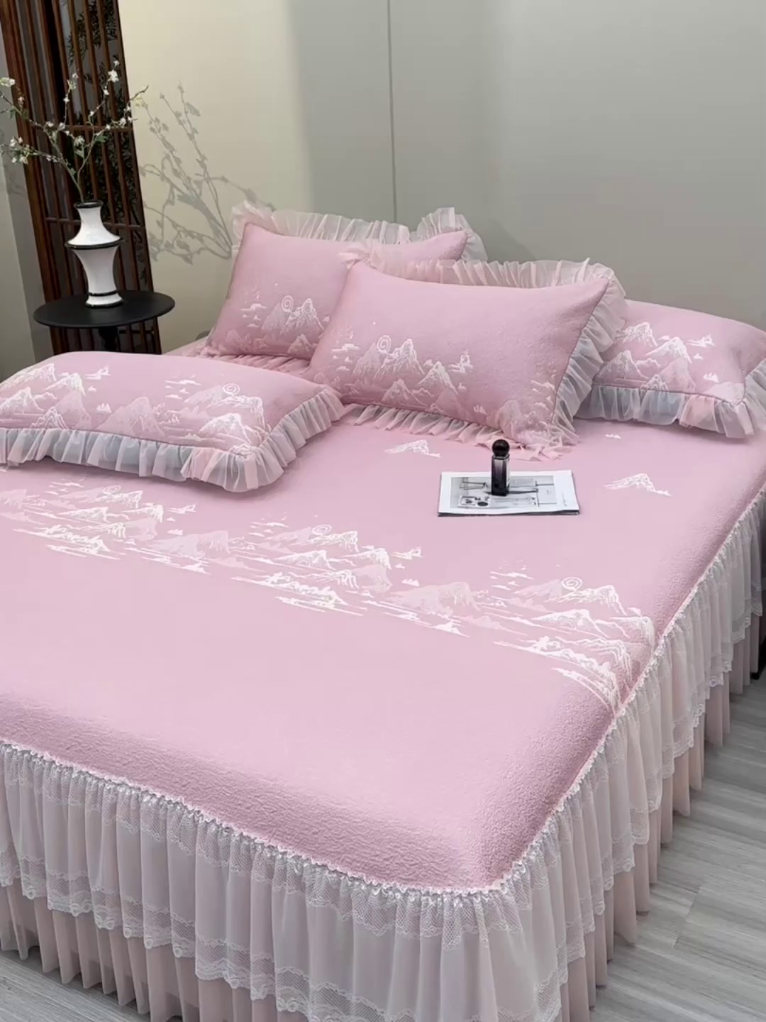 91家纺网 家纺一手货源 找家纺 畅畅家纺 2026新款提花面料530克PE凉感因子冰豆豆凉席床裙三件套 山水-粉