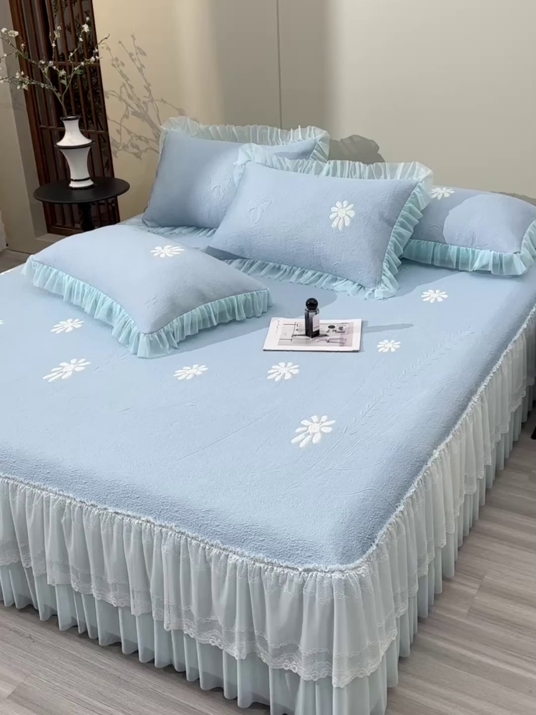 91家纺网 家纺一手货源 找家纺 畅畅家纺 2026新款提花面料530克PE凉感因子冰豆豆凉席床裙三件套 漫花-蓝