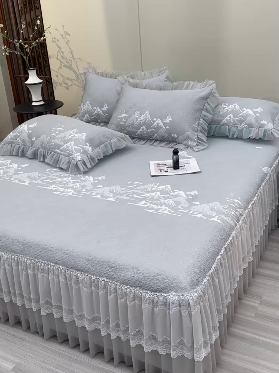 91家纺网 家纺一手货源 找家纺 畅畅家纺 2026新款提花面料530克PE凉感因子冰豆豆凉席床裙三件套 山水-灰