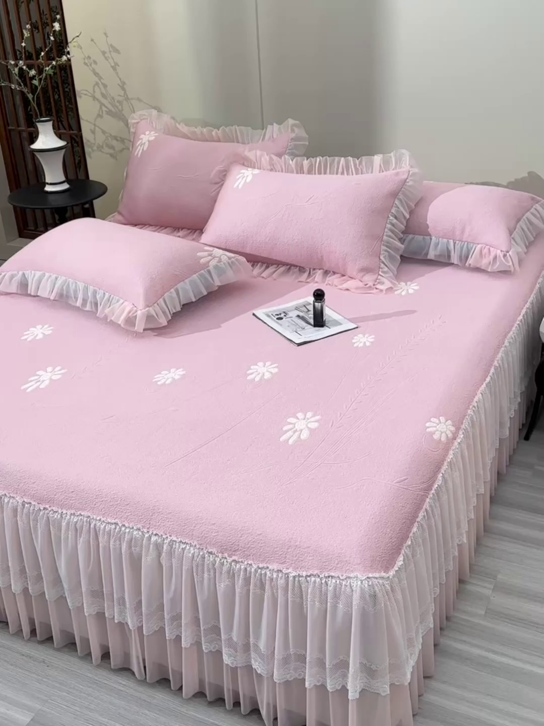 91家纺网 家纺一手货源 找家纺 畅畅家纺 2026新款提花面料530克PE凉感因子冰豆豆凉席床裙三件套 漫花-粉