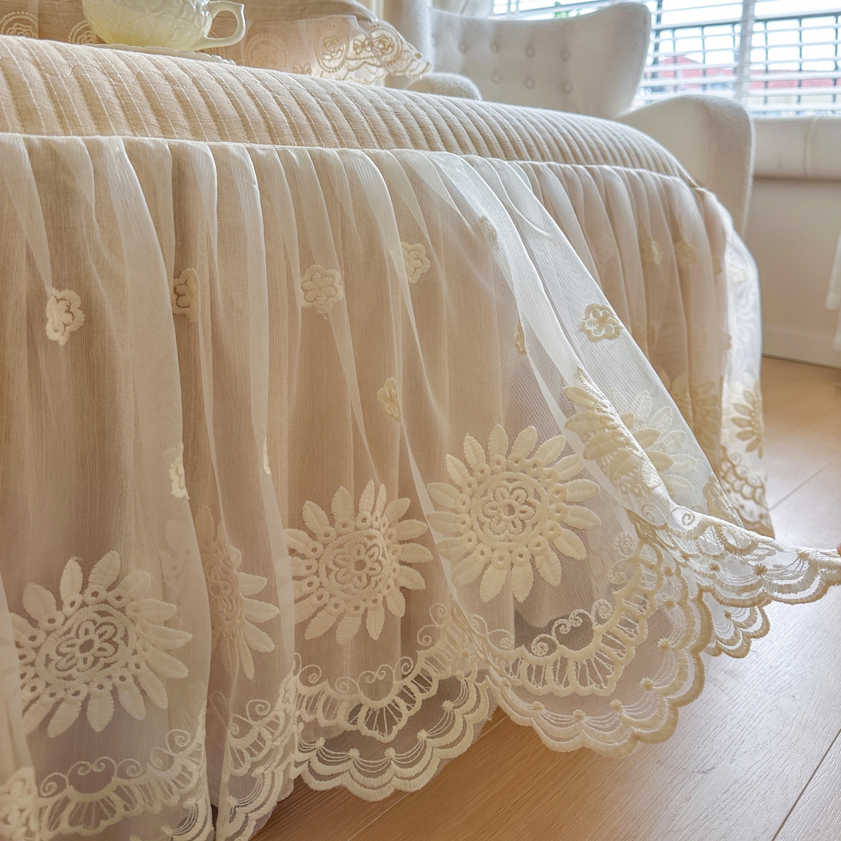 91家纺网 家纺一手货源 找家纺 恋尚 2026新款甜梦花嫁色织麻床裙蕾丝夹棉床裙床笠控价床裙135起，床裙三件170，甜梦花嫁系列 甜梦花嫁 米黄