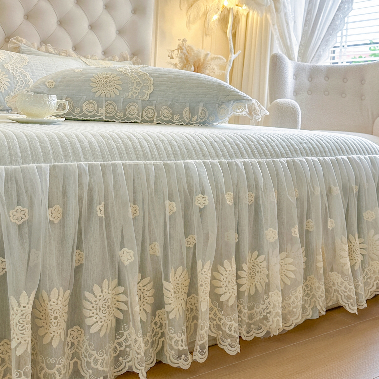 91家纺网 家纺一手货源 找家纺 恋尚 2026新款甜梦花嫁色织麻床裙蕾丝夹棉床裙床笠控价床裙135起，床裙三件170，甜梦花嫁系列 甜梦花嫁-清新蓝