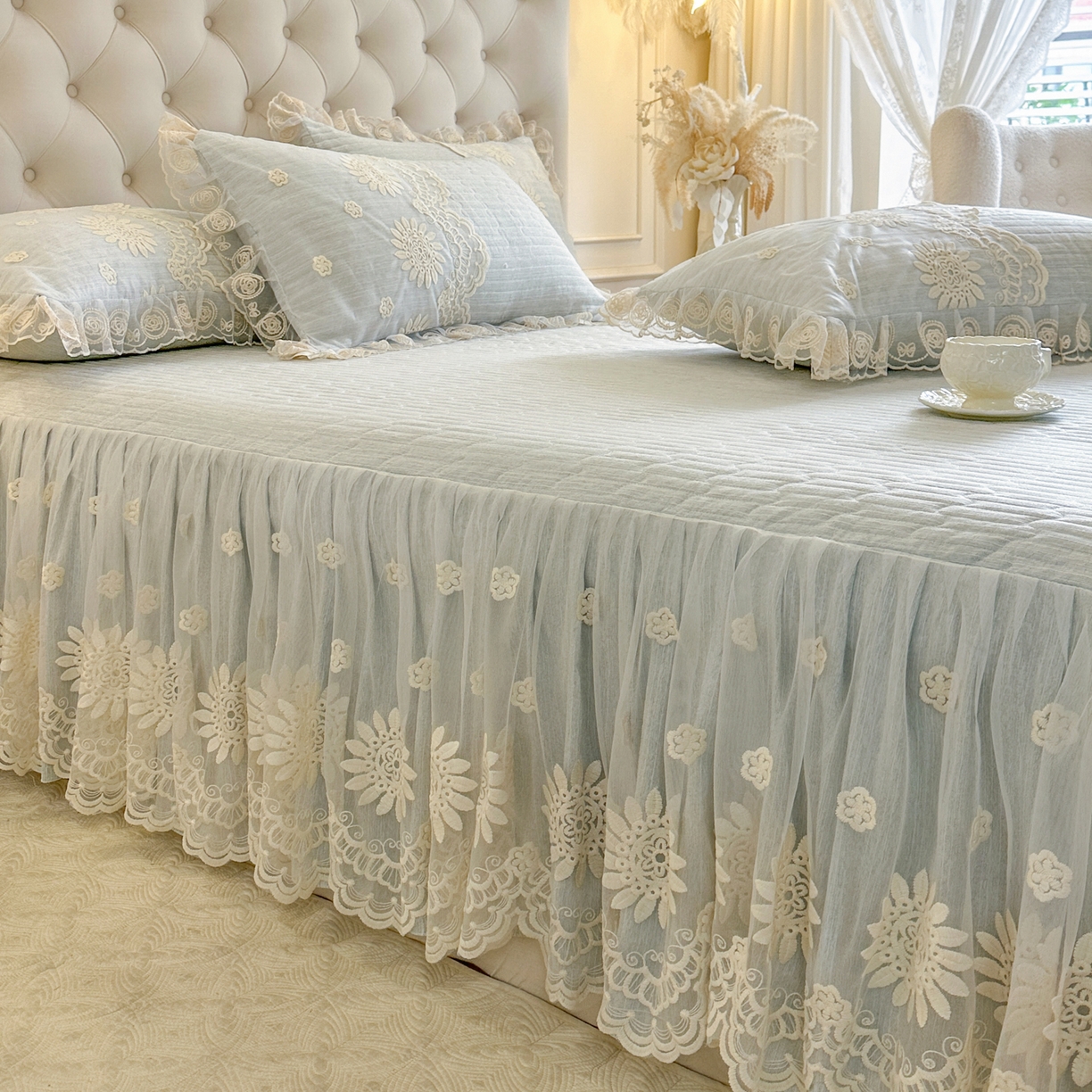 91家纺网 家纺一手货源 找家纺 恋尚 2026新款甜梦花嫁色织麻床裙蕾丝夹棉床裙床笠控价床裙135起，床裙三件170，甜梦花嫁系列 甜梦花嫁-清新蓝