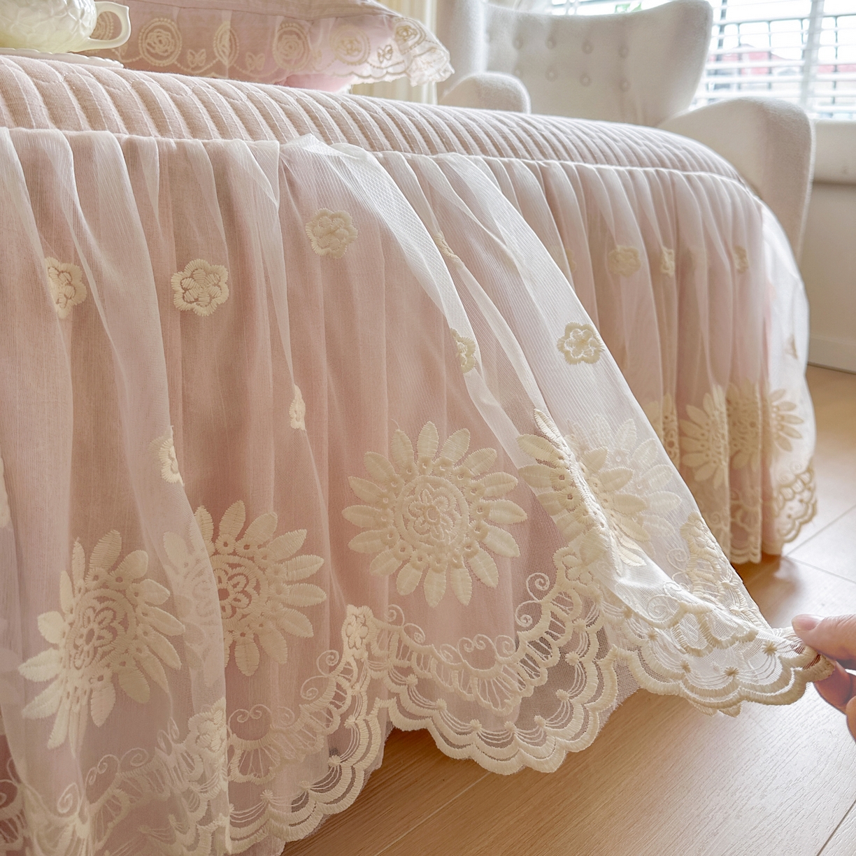 91家纺网 家纺一手货源 找家纺 恋尚 2026新款甜梦花嫁色织麻床裙蕾丝夹棉床裙床笠控价床裙135起，床裙三件170，甜梦花嫁系列 甜梦花嫁 少女粉