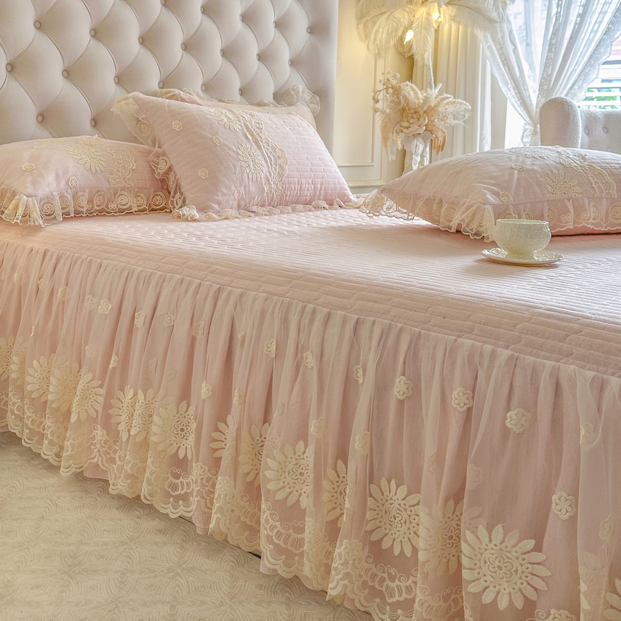 91家纺网 家纺一手货源 找家纺 恋尚 2026新款甜梦花嫁色织麻床裙蕾丝夹棉床裙床笠控价床裙135起，床裙三件170，甜梦花嫁系列 甜梦花嫁 少女粉