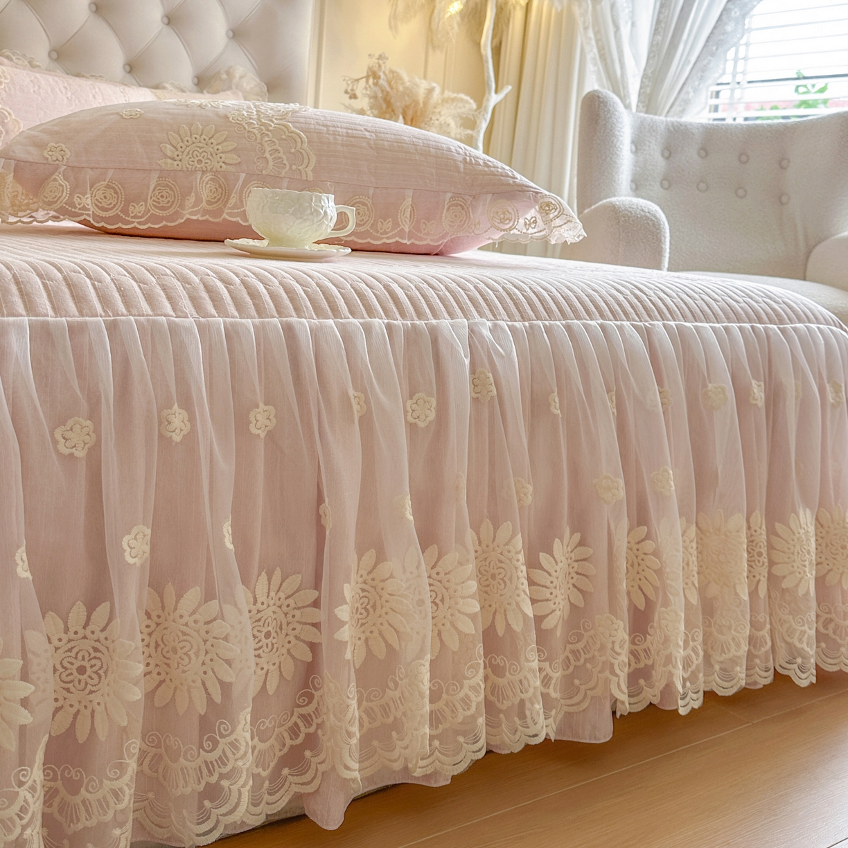 91家纺网 家纺一手货源 找家纺 恋尚 2026新款甜梦花嫁色织麻床裙蕾丝夹棉床裙床笠控价床裙135起，床裙三件170，甜梦花嫁系列 甜梦花嫁 少女粉