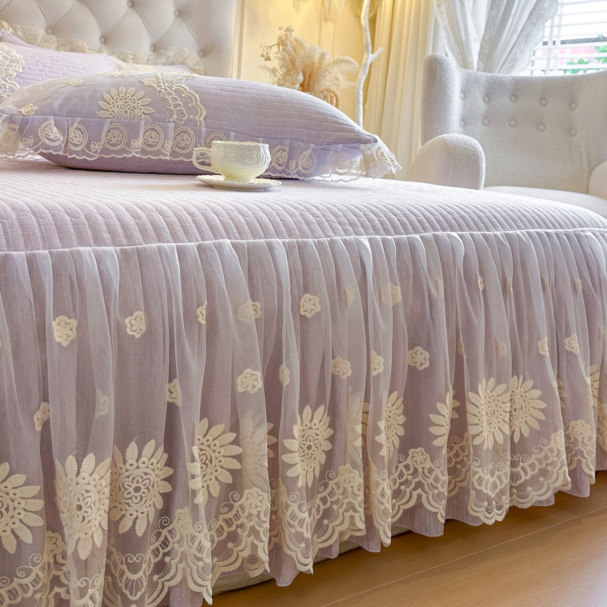 91家纺网 家纺一手货源 找家纺 恋尚 2026新款甜梦花嫁色织麻床裙蕾丝夹棉床裙床笠控价床裙135起，床裙三件170，甜梦花嫁系列 甜梦花嫁-香芋紫