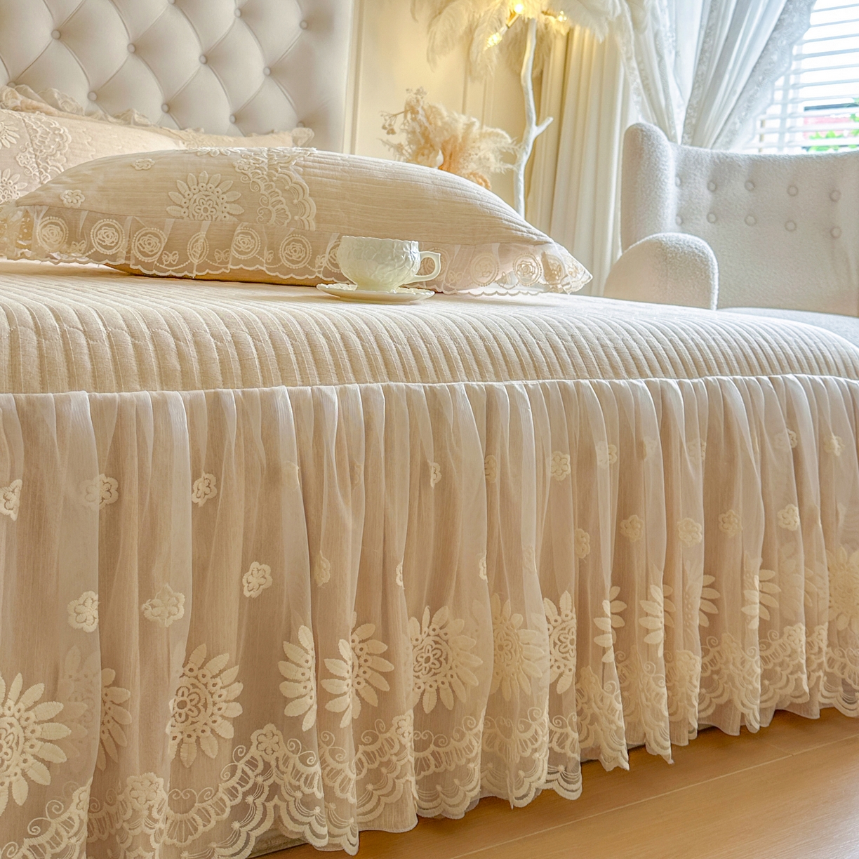 91家纺网 家纺一手货源 找家纺 恋尚 2026新款甜梦花嫁色织麻床裙蕾丝夹棉床裙床笠控价床裙135起，床裙三件170，甜梦花嫁系列 甜梦花嫁 米黄