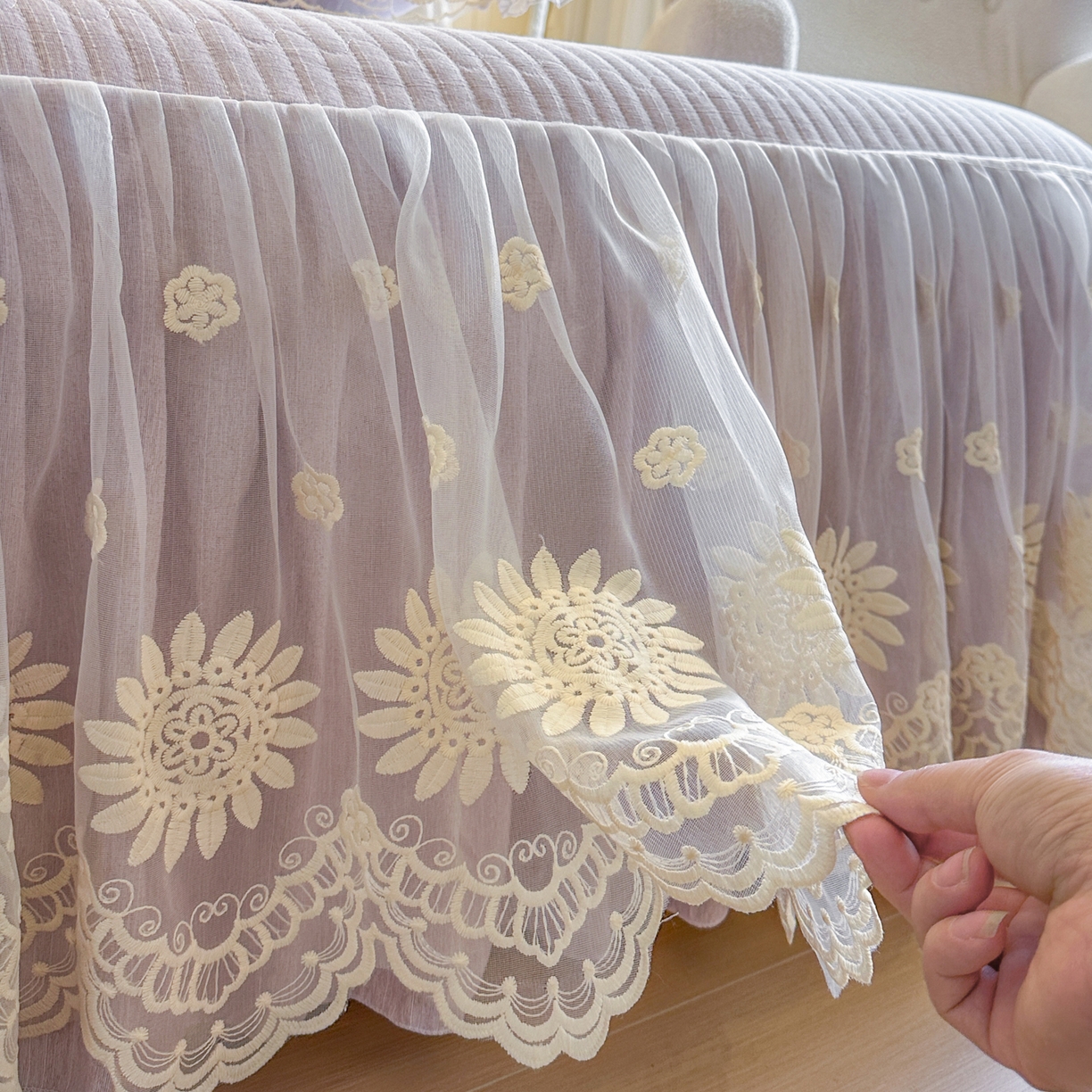 91家纺网 家纺一手货源 找家纺 恋尚 2026新款甜梦花嫁色织麻床裙蕾丝夹棉床裙床笠控价床裙135起，床裙三件170，甜梦花嫁系列 甜梦花嫁-香芋紫