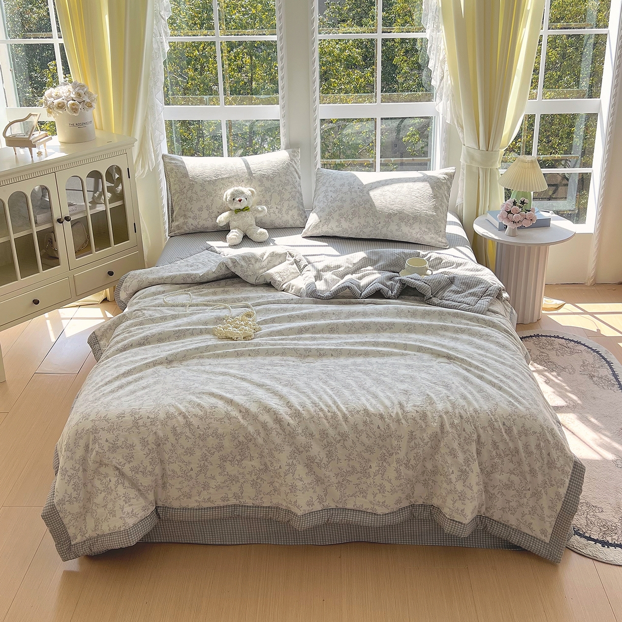 91家纺网 家纺一手货源 找家纺 宝士康家纺 2026新款抗菌亲肤棉田园碎花格子单夏被/夏被四件套 灰格枝影