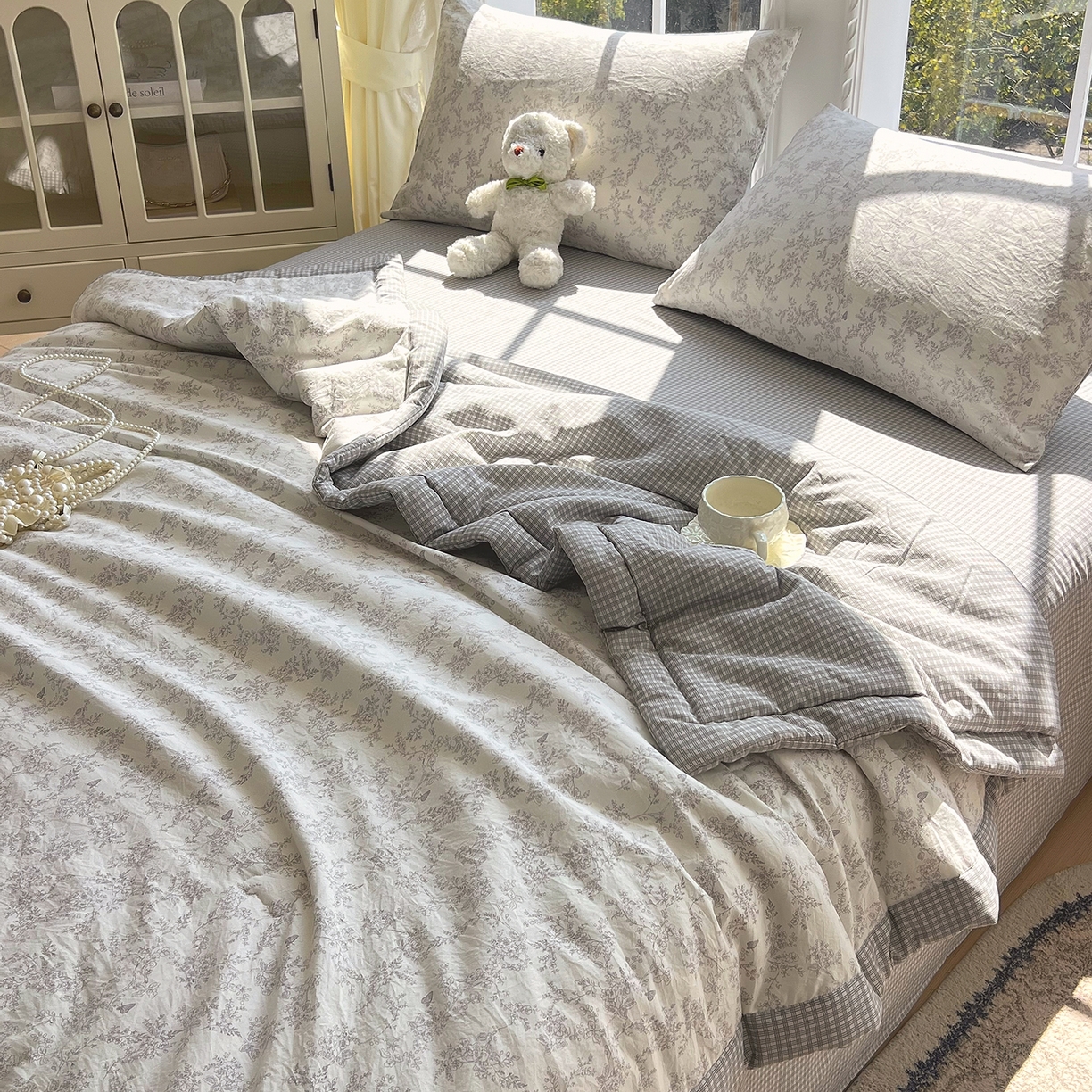 91家纺网 家纺一手货源 找家纺 宝士康家纺 2026新款抗菌亲肤棉田园碎花格子单夏被/夏被四件套 灰格枝影