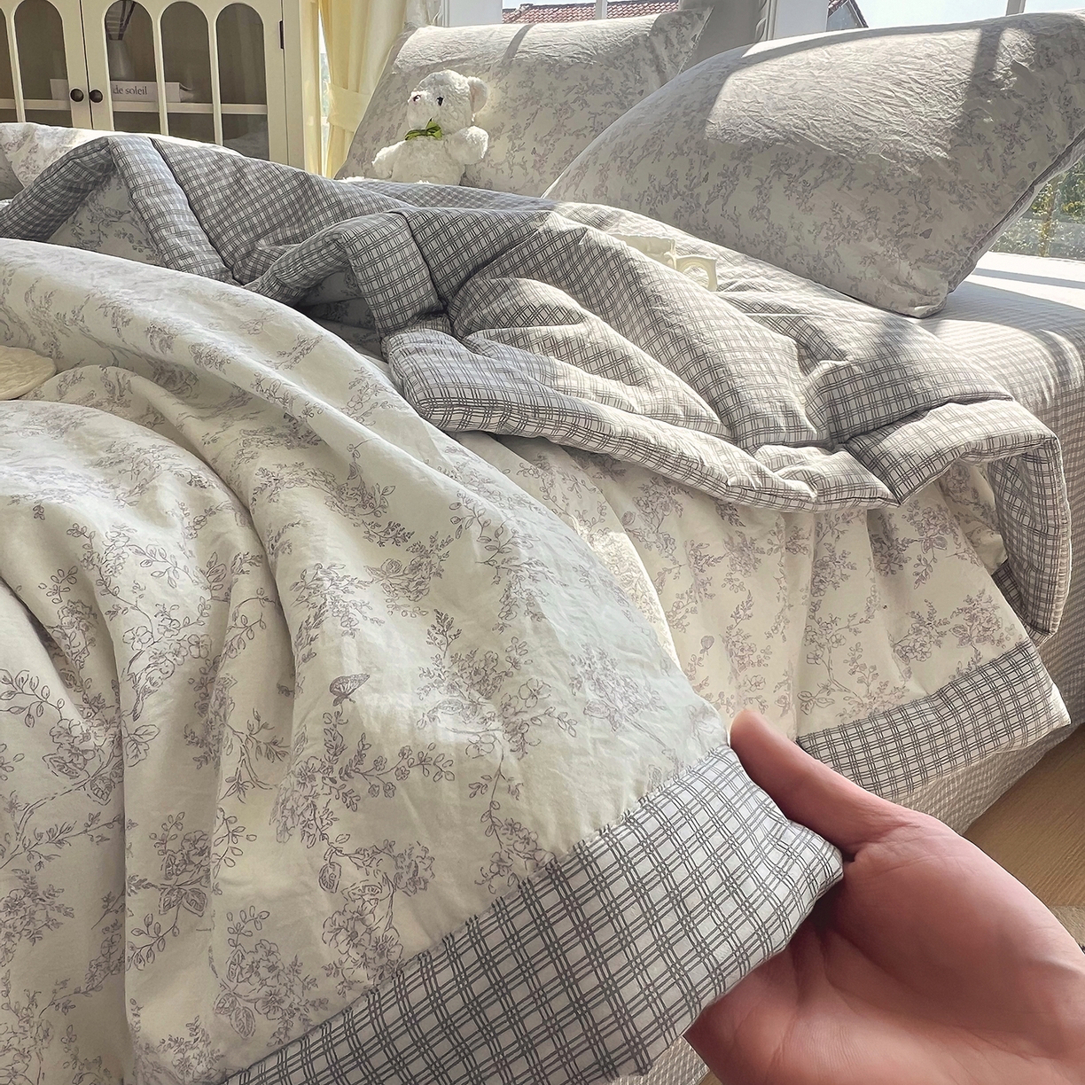 91家纺网 家纺一手货源 找家纺 宝士康家纺 2026新款抗菌亲肤棉田园碎花格子单夏被/夏被四件套 灰格枝影