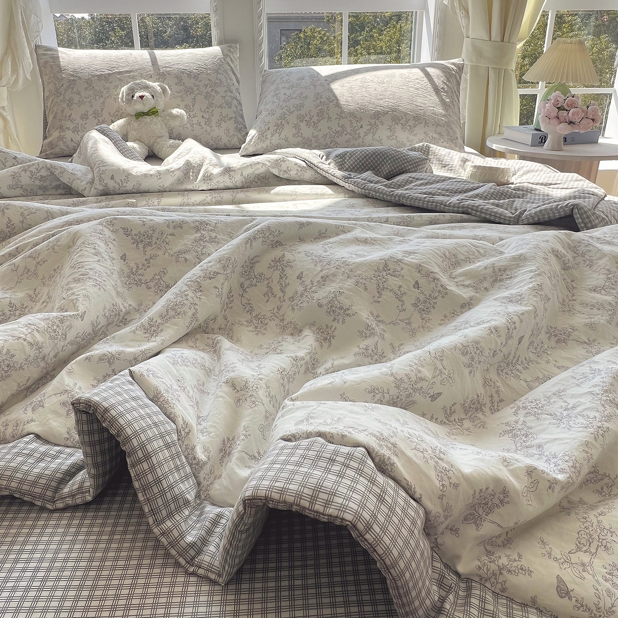 91家纺网 家纺一手货源 找家纺 宝士康家纺 2026新款抗菌亲肤棉田园碎花格子单夏被/夏被四件套 灰格枝影