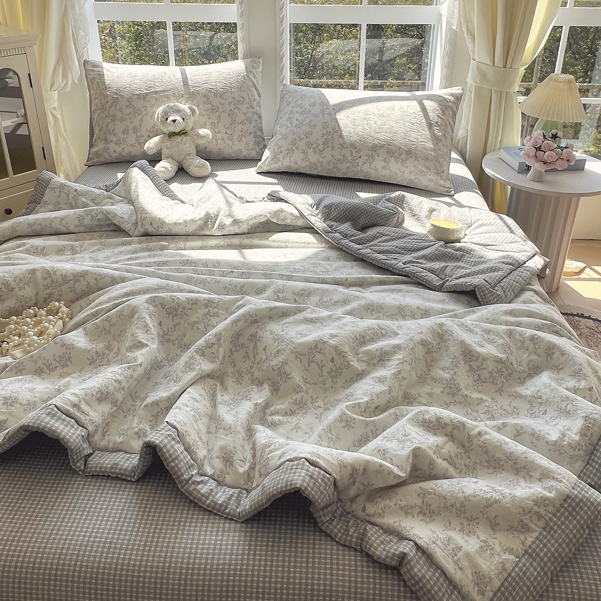 91家纺网 家纺一手货源 找家纺 宝士康家纺 2026新款抗菌亲肤棉田园碎花格子单夏被/夏被四件套 灰格枝影