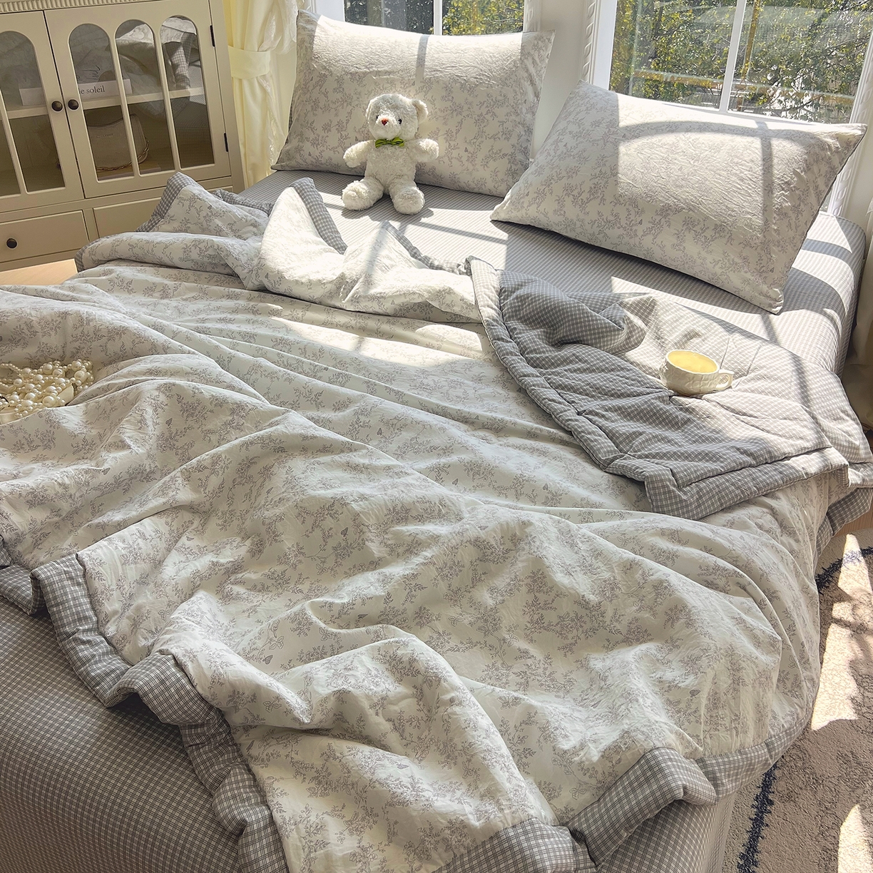 91家纺网 家纺一手货源 找家纺 宝士康家纺 2026新款抗菌亲肤棉田园碎花格子单夏被/夏被四件套 灰格枝影