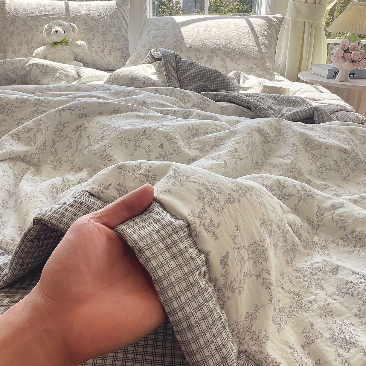 91家纺网 家纺一手货源 找家纺 宝士康家纺 2026新款抗菌亲肤棉田园碎花格子单夏被/夏被四件套 灰格枝影