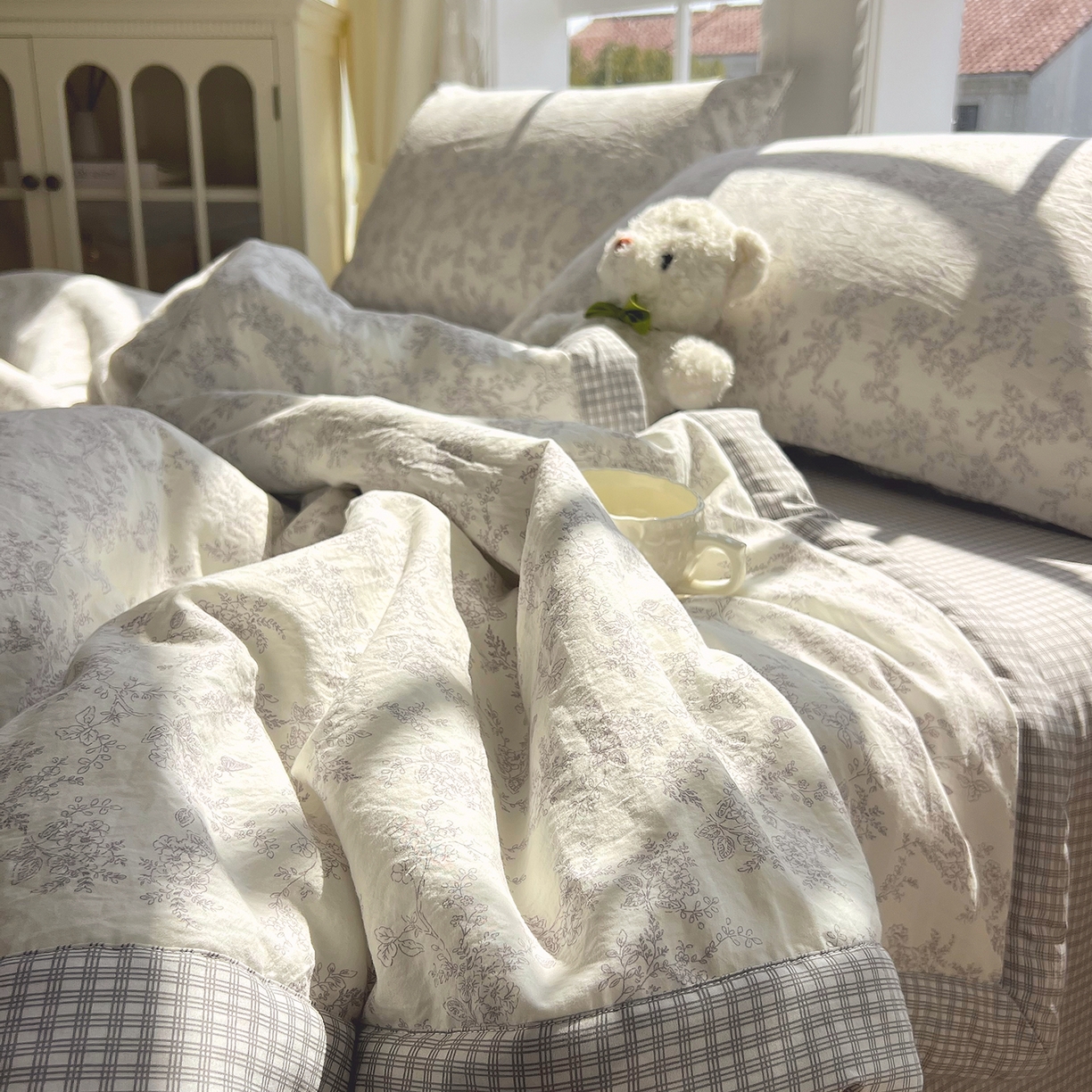 91家纺网 家纺一手货源 找家纺 宝士康家纺 2026新款抗菌亲肤棉田园碎花格子单夏被/夏被四件套 灰格枝影