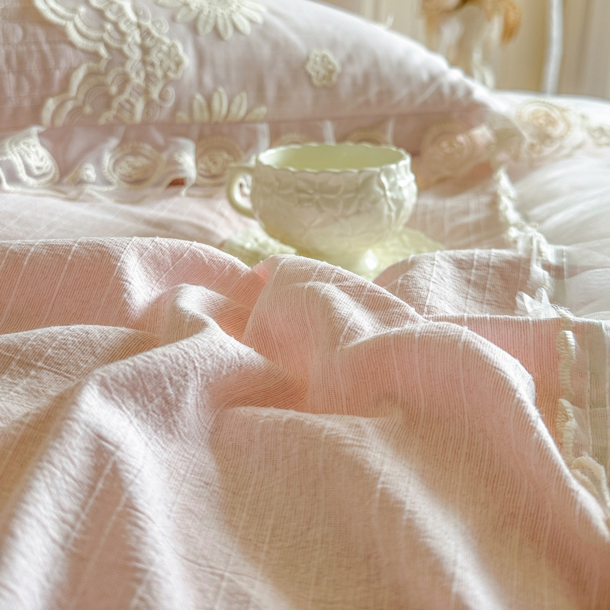 91家纺网 家纺一手货源 找家纺 恋尚 2026新款色织麻夹棉床裙四件套 控价四件套270，甜梦花嫁系列 甜梦花嫁 少女粉