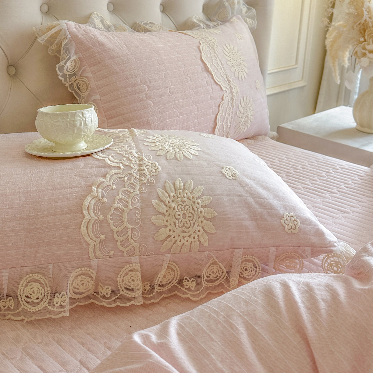 91家纺网 家纺一手货源 找家纺 恋尚 2026新款色织麻夹棉床裙四件套 控价四件套270，甜梦花嫁系列 甜梦花嫁 少女粉