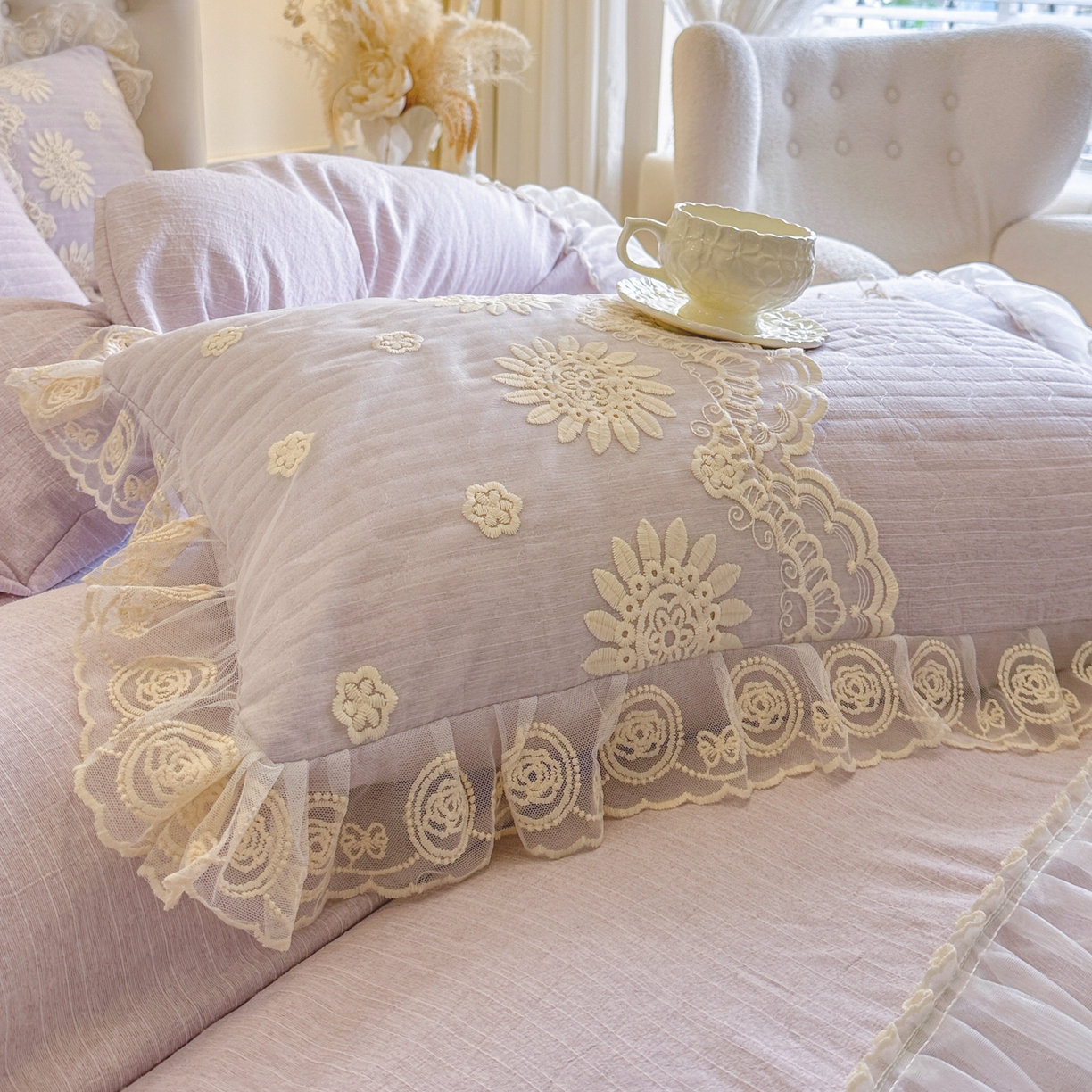 91家纺网 家纺一手货源 找家纺 恋尚 2026新款色织麻夹棉床裙四件套 控价四件套270，甜梦花嫁系列 甜梦花嫁-香芋紫