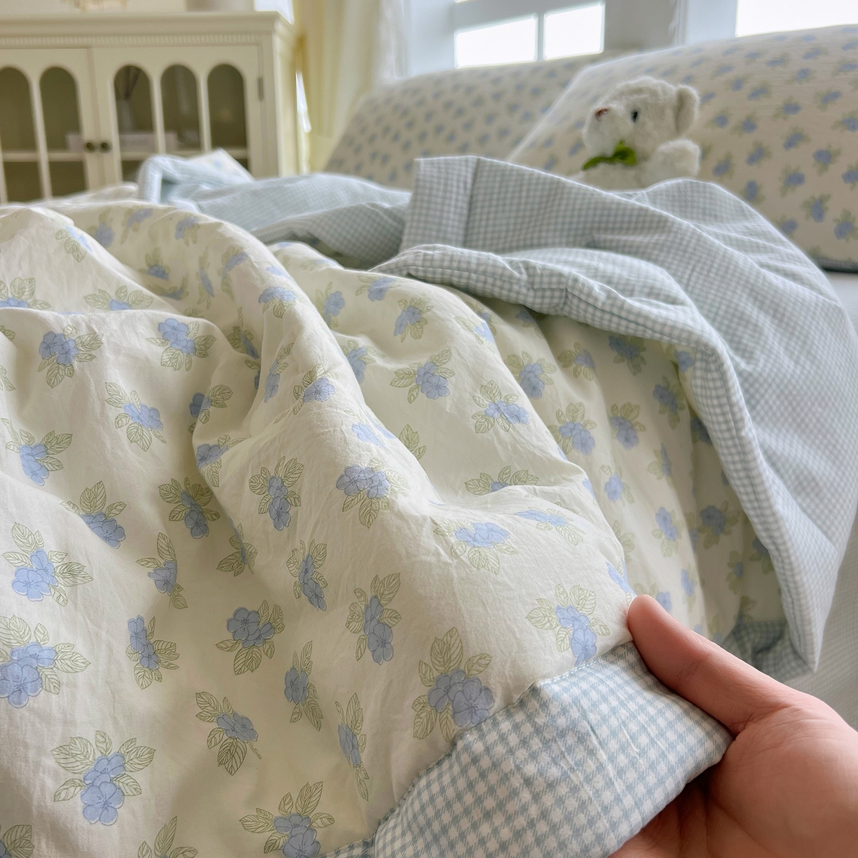 91家纺网 家纺一手货源 找家纺 宝士康家纺 2026新款抗菌亲肤棉田园碎花格子单夏被/夏被四件套 兰黛雾语