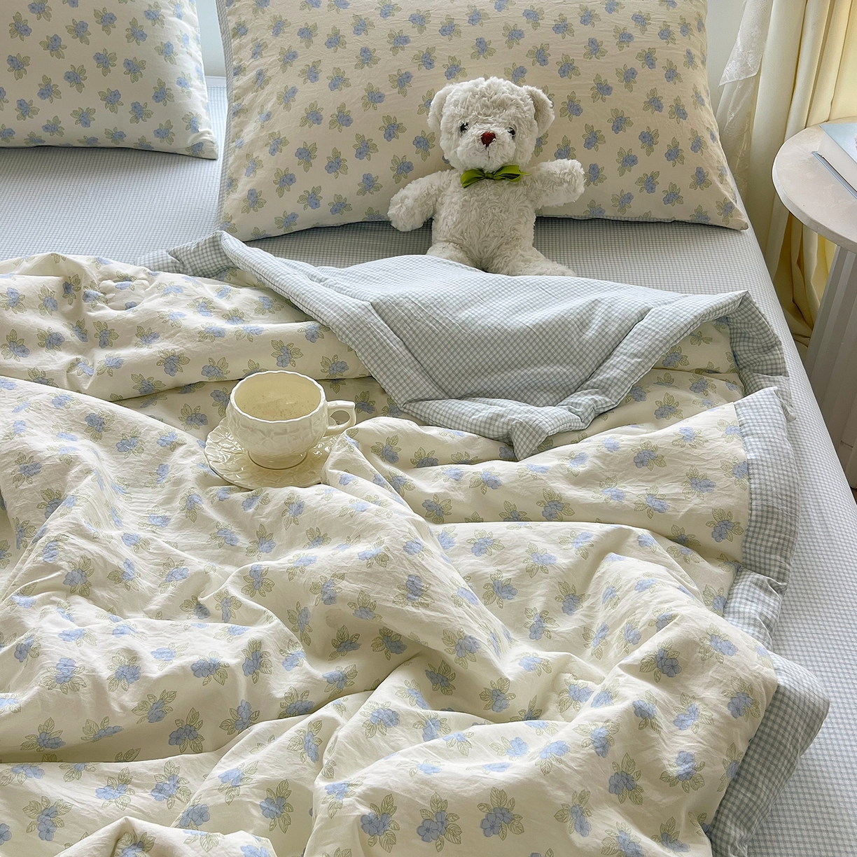 91家纺网 家纺一手货源 找家纺 宝士康家纺 2026新款抗菌亲肤棉田园碎花格子单夏被/夏被四件套 兰黛雾语