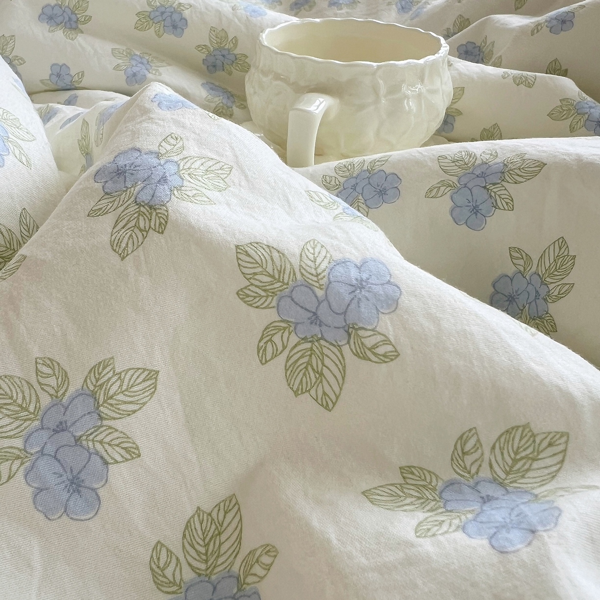 91家纺网 家纺一手货源 找家纺 宝士康家纺 2026新款抗菌亲肤棉田园碎花格子单夏被/夏被四件套 兰黛雾语