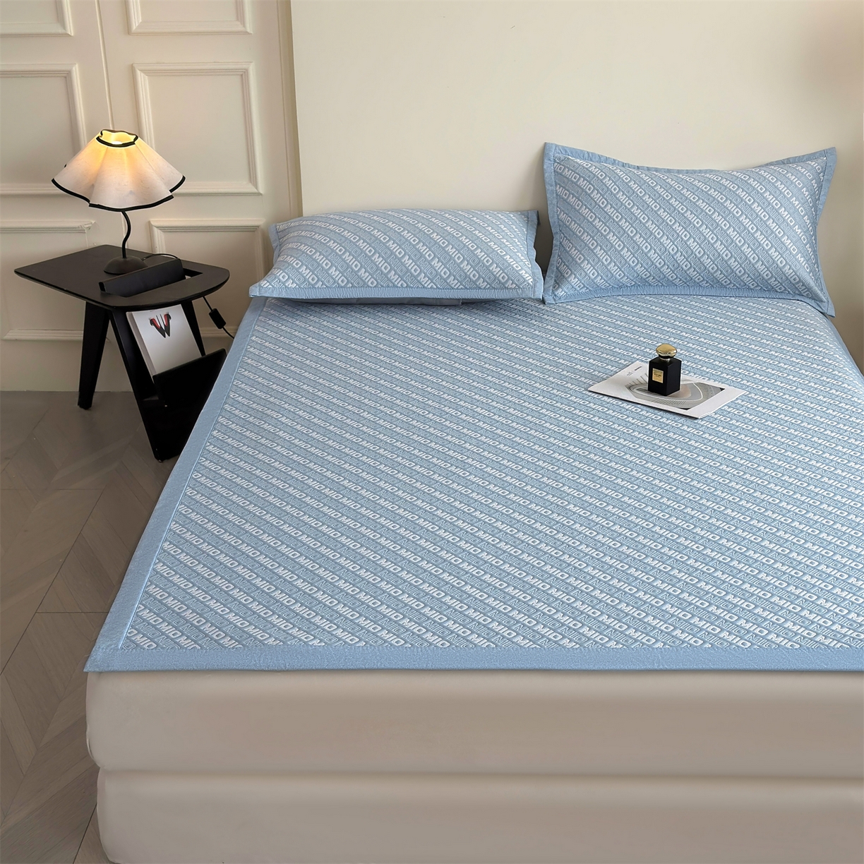 91家纺网 家纺一手货源 找家纺 慕木家纺 2026新款A类高端pe双面乙纶冰豆豆凉席摩登MIO系列（提供买家秀） 摩登MIO-蓝床席款