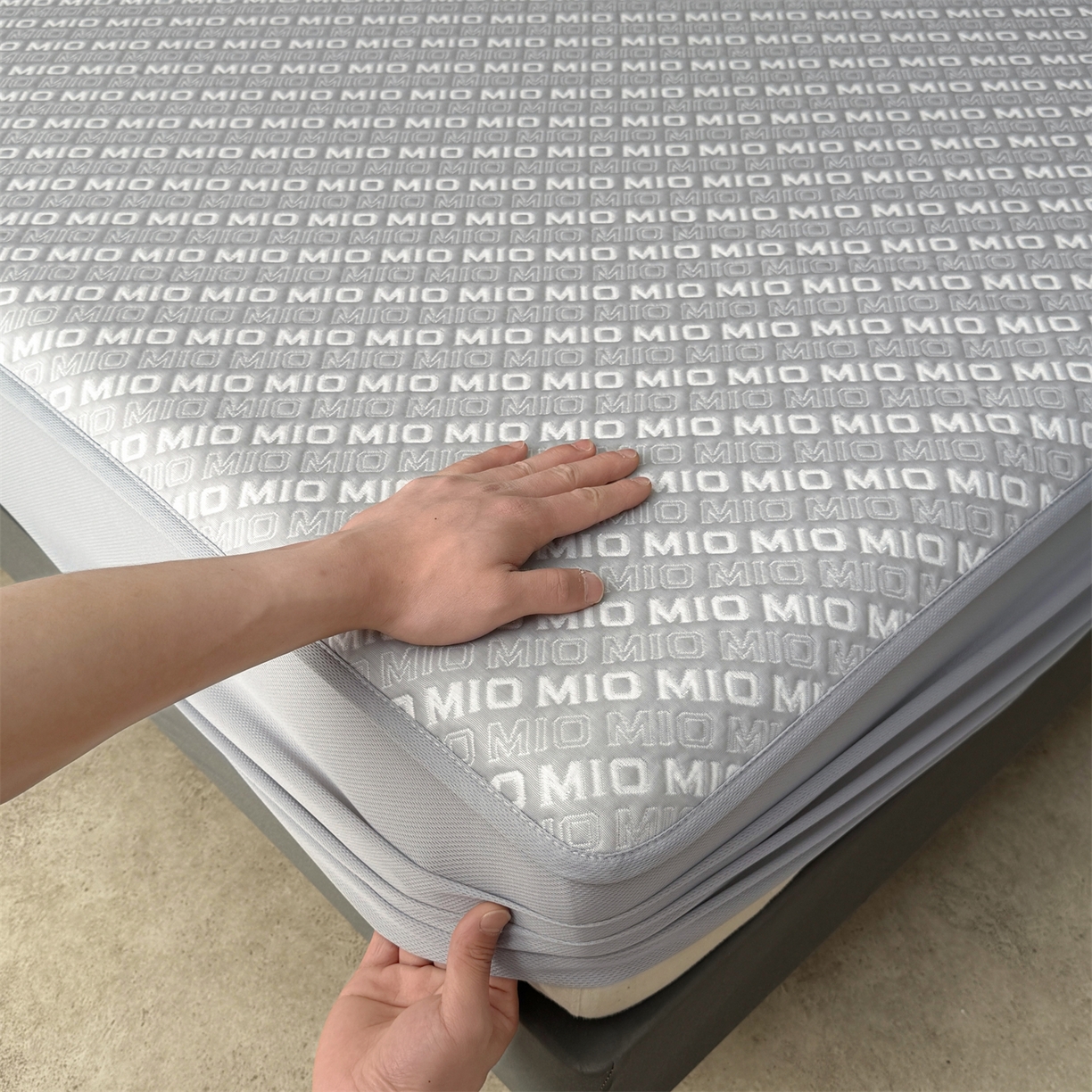 91家纺网 家纺一手货源 找家纺 慕木家纺 2026新款A类高端pe双面乙纶冰豆豆凉席摩登MIO系列（提供买家秀） 摩登MIO-灰床笠款