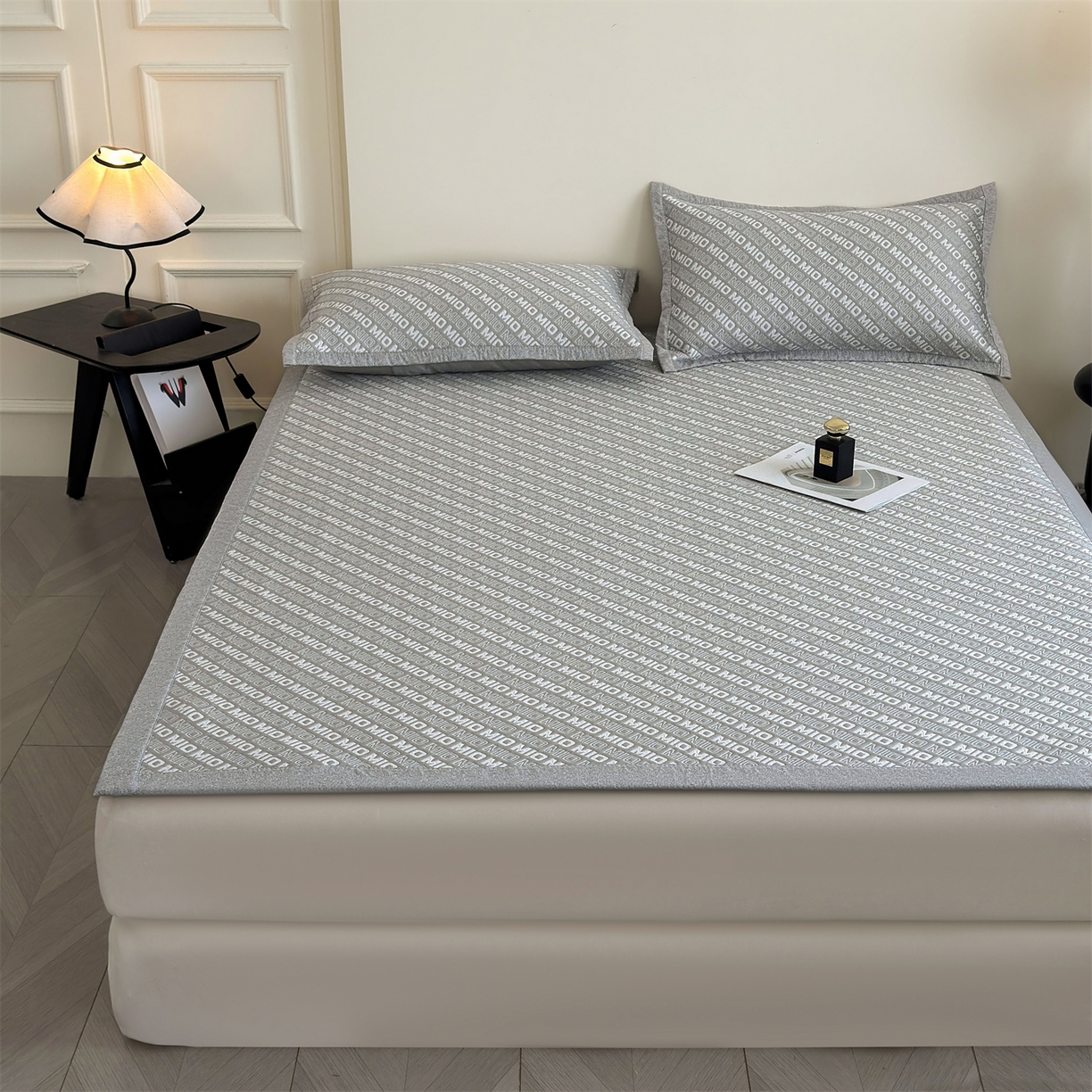 91家纺网 家纺一手货源 找家纺 慕木家纺 2026新款A类高端pe双面乙纶冰豆豆凉席摩登MIO系列（提供买家秀） 摩登MIO-灰床席款