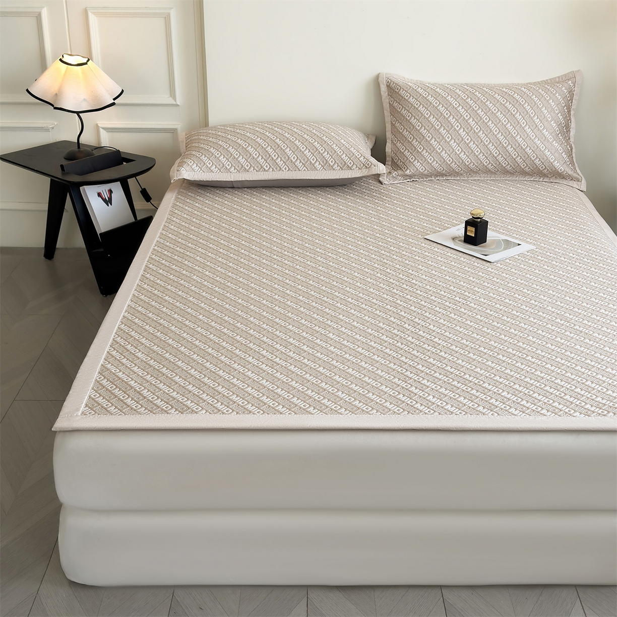 91家纺网 家纺一手货源 找家纺 慕木家纺 2026新款A类高端pe双面乙纶冰豆豆凉席摩登MIO系列（提供买家秀） 摩登MIO-卡其床席款