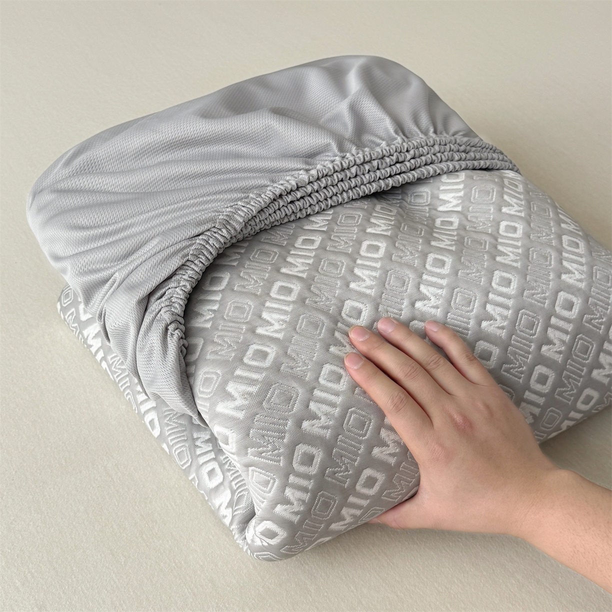 91家纺网 家纺一手货源 找家纺 慕木家纺 2026新款A类高端pe双面乙纶冰豆豆凉席摩登MIO系列（提供买家秀） 摩登MIO-灰床笠款