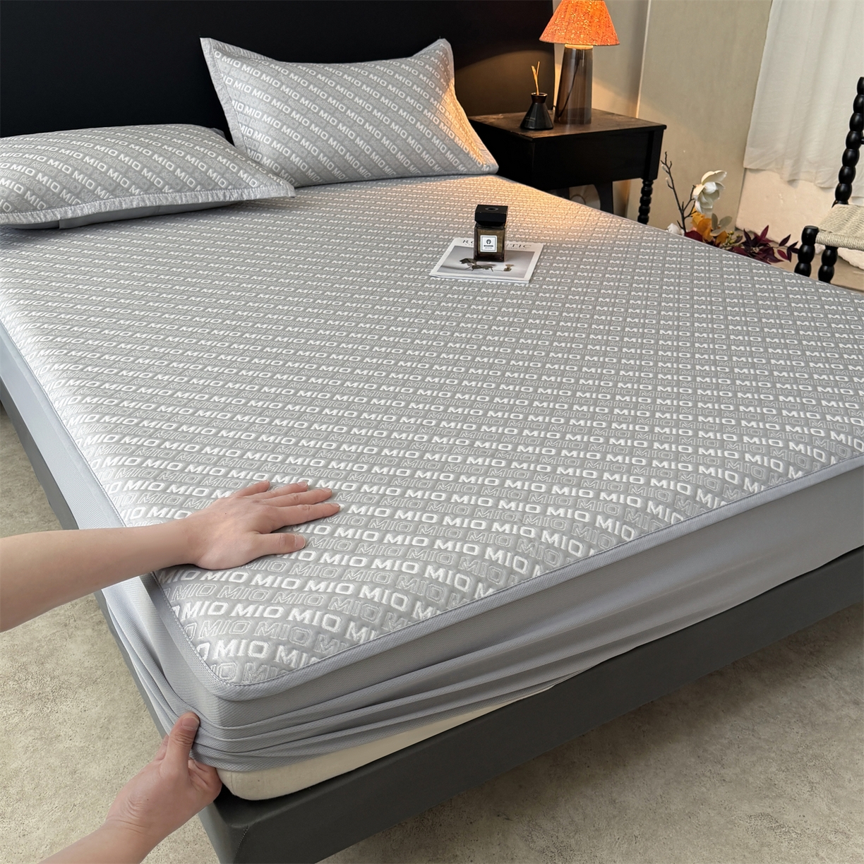 91家纺网 家纺一手货源 找家纺 慕木家纺 2026新款A类高端pe双面乙纶冰豆豆凉席摩登MIO系列（提供买家秀） 摩登MIO-灰床笠款