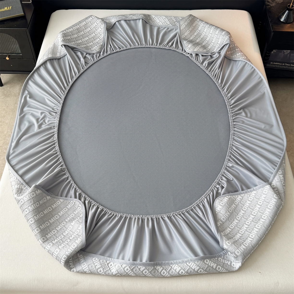 91家纺网 家纺一手货源 找家纺 慕木家纺 2026新款A类高端pe双面乙纶冰豆豆凉席摩登MIO系列（提供买家秀） 摩登MIO-灰床笠款