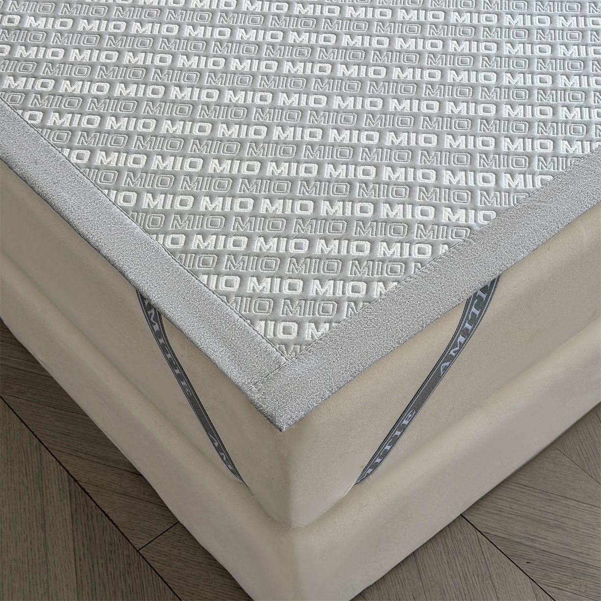 91家纺网 家纺一手货源 找家纺 慕木家纺 2026新款A类高端pe双面乙纶冰豆豆凉席摩登MIO系列（提供买家秀） 摩登MIO-灰床席款