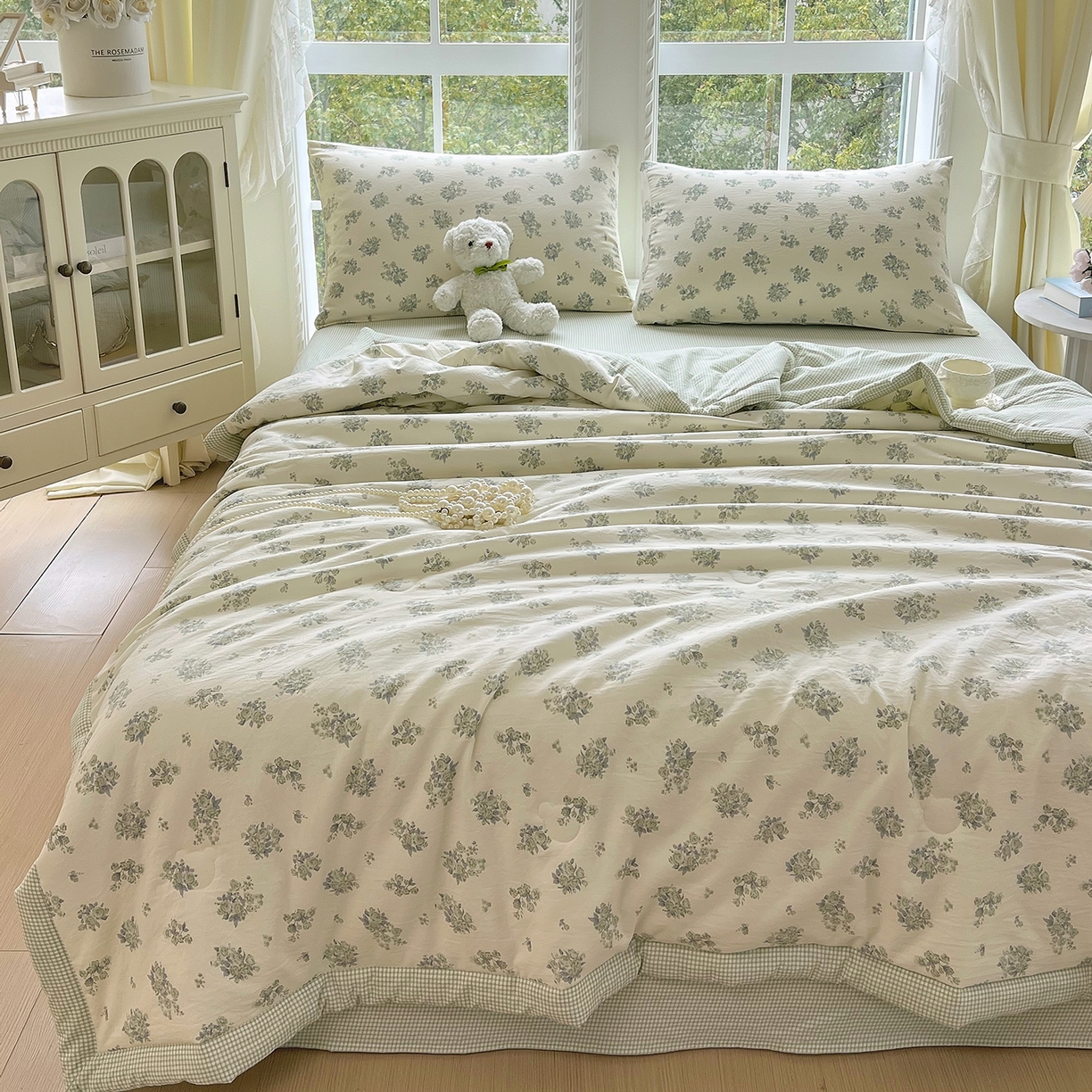 91家纺网 家纺一手货源 找家纺 宝士康家纺 2026新款抗菌亲肤棉田园碎花格子单夏被/夏被四件套 玫簇紫叶