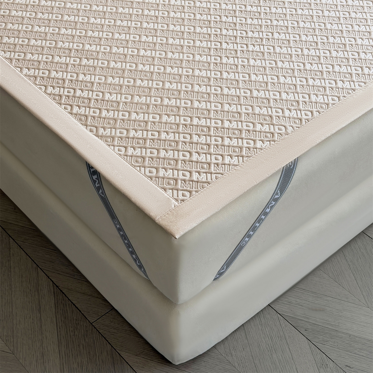 91家纺网 家纺一手货源 找家纺 慕木家纺 2026新款A类高端pe双面乙纶冰豆豆凉席摩登MIO系列（提供买家秀） 摩登MIO-卡其床席款