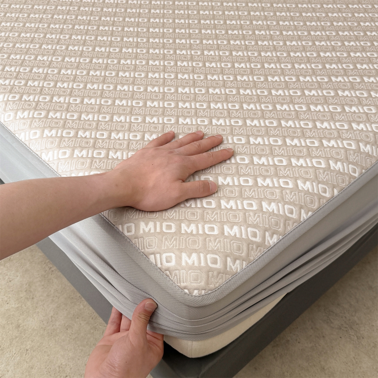 91家纺网 家纺一手货源 找家纺 慕木家纺 2026新款A类高端pe双面乙纶冰豆豆凉席摩登MIO系列（提供买家秀） 摩登MIO-卡其床笠款