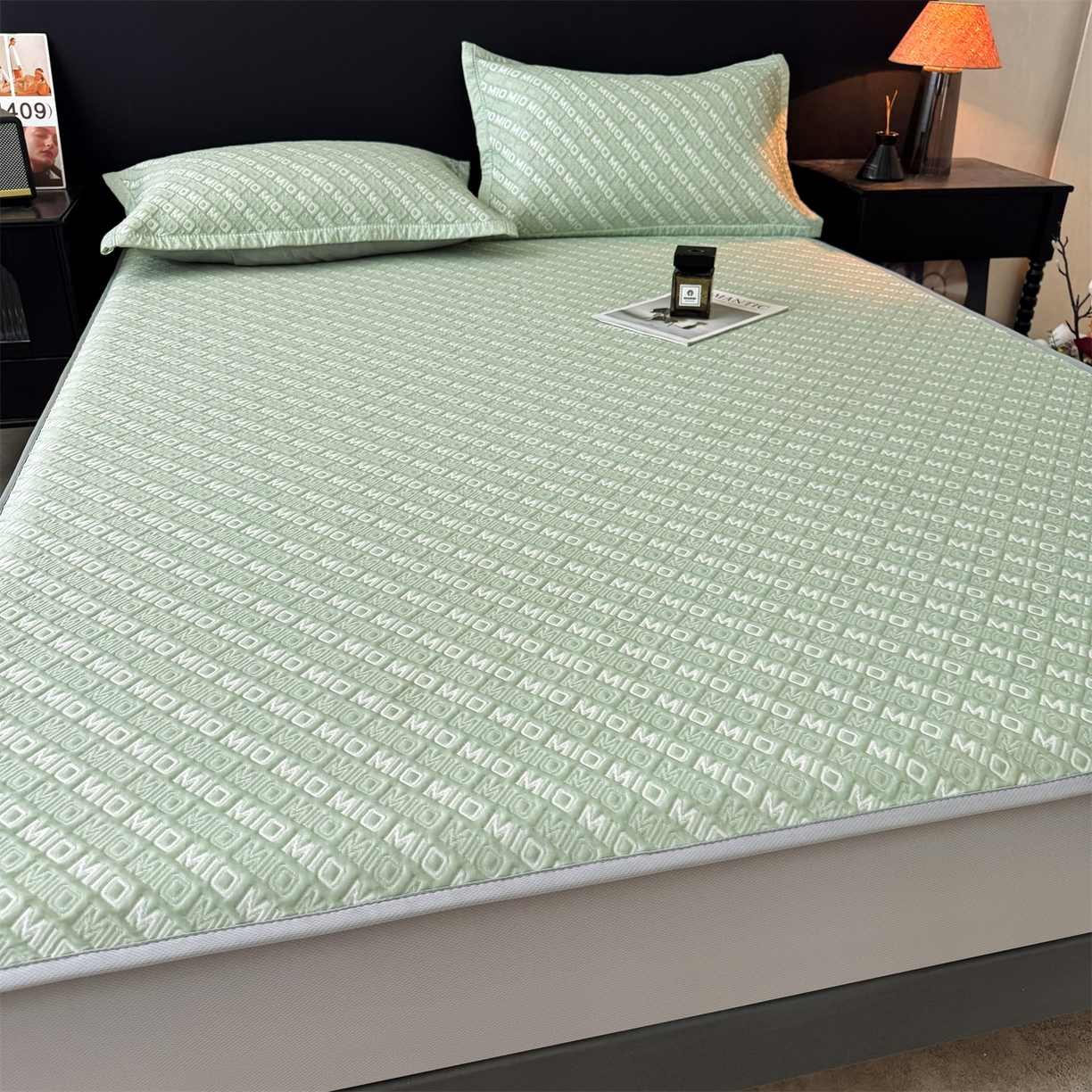 91家纺网 家纺一手货源 找家纺 慕木家纺 2026新款A类高端pe双面乙纶冰豆豆凉席摩登MIO系列（提供买家秀） 摩登MIO-绿床笠款