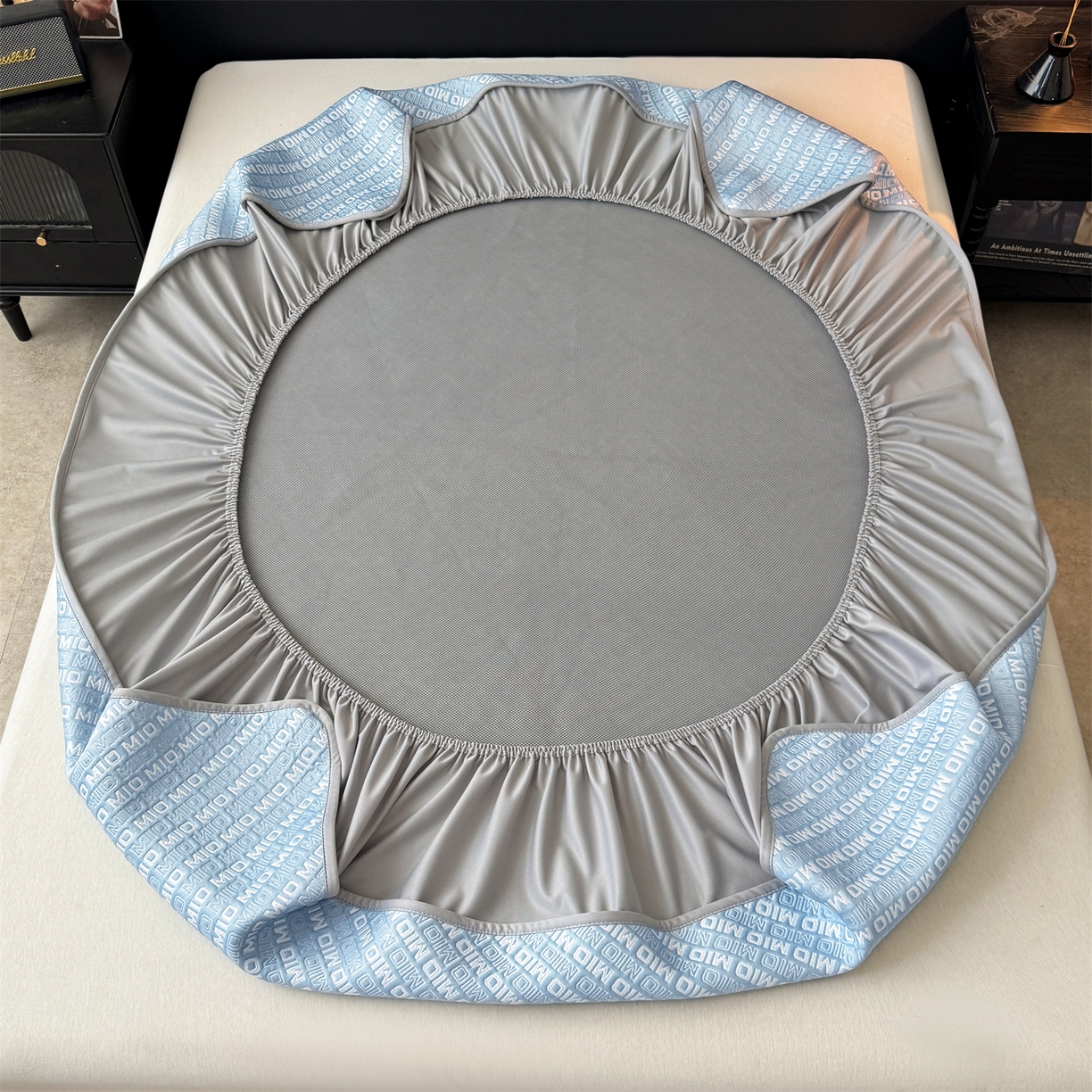 91家纺网 家纺一手货源 找家纺 慕木家纺 2026新款A类高端pe双面乙纶冰豆豆凉席摩登MIO系列（提供买家秀） 摩登MIO-蓝床笠款